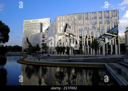 L'ensemble Koe-Bogen conçu par Daniel Libeskind, un immeuble de bureaux et de commerces dans le centre de Duesseldorf. Le Dreischeibenhaus dans le dos Banque D'Images