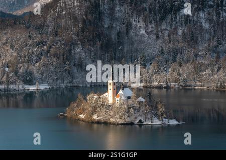 Lac de Bled avec une église Marys de l'Assomption sur la petite île dans le temps wither. Bled, Slovénie, Europe Banque D'Images
