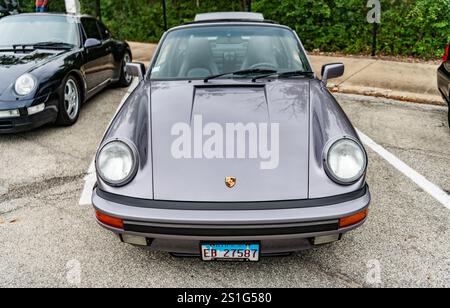 Chicago, Illinois - 29 septembre 2024 : 1989 Porsche 911 Carrera Targa garée dans la rue. Porsche 911 Carrera Targa 1989 voiture vintage de luxe sport. Banque D'Images