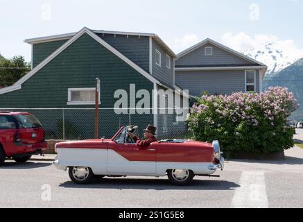 Skagway, Alaska, États-Unis - 07 juillet 2019 : Nash Metropolitan extérieur, vue latérale. Nash Metropolitan 1959 rétro cabriolet. Rétro cabriolet voiture de Nash Banque D'Images