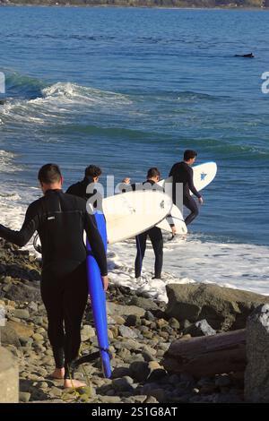 Capitola, Californie États-Unis - 2 janvier 2024 les surfeurs locaux se rassemblent pour se préparer à profiter des petites vagues sur un début classique du nouvel an dans et Banque D'Images