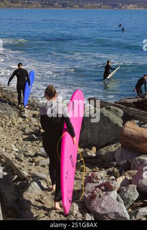 Capitola, Californie États-Unis - 2 janvier 2024 les surfeurs locaux se rassemblent pour se préparer à profiter des petites vagues sur un début classique du nouvel an dans et Banque D'Images