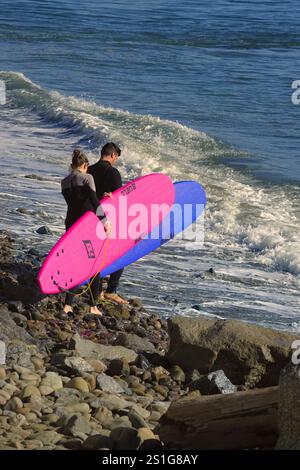 Capitola, Californie États-Unis - 2 janvier 2024 les surfeurs locaux se rassemblent pour se préparer à profiter des petites vagues sur un début classique du nouvel an dans et Banque D'Images