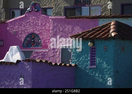 Capitola, Californie États-Unis - 2 janvier 2024 le soleil brille latéralement sur les appartements colorés de location vénitiens près de Santa Cruz, Californie Banque D'Images