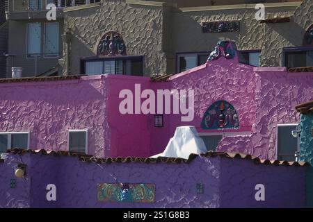 Capitola, Californie États-Unis - 2 janvier 2024 le soleil brille latéralement sur les appartements colorés de location vénitiens près de Santa Cruz, Californie Banque D'Images