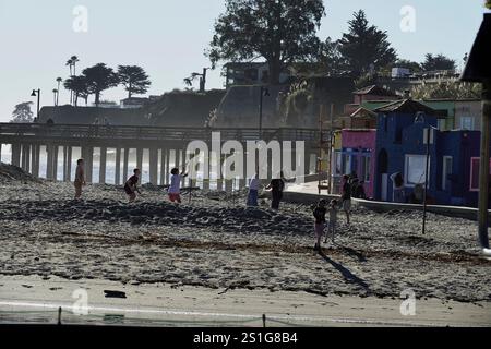 Capitola, Californie États-Unis - 2 janvier 2024 les habitants profitent d'une partie de Beach volley devant les célèbres appartements vénitiens colorés, Banque D'Images