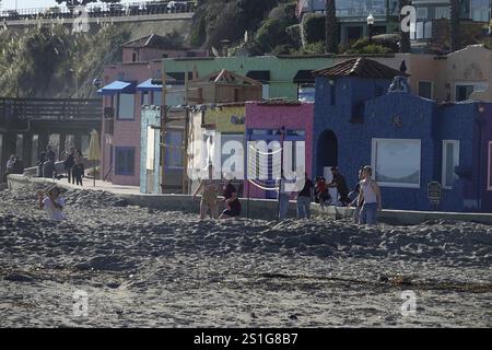 Capitola, Californie États-Unis - 2 janvier 2024 les habitants profitent d'une partie de Beach volley devant les célèbres appartements vénitiens colorés, Banque D'Images