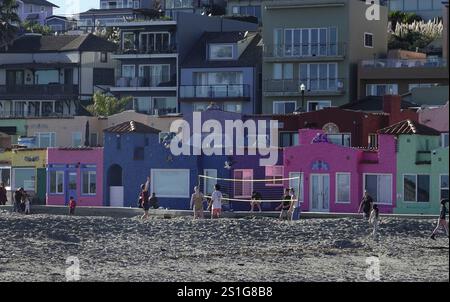 Capitola, Californie États-Unis - 2 janvier 2024 les habitants profitent d'une partie de Beach volley devant les célèbres appartements vénitiens colorés, Banque D'Images