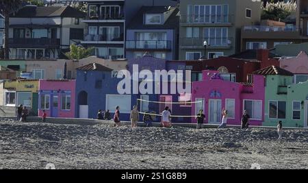 Capitola, Californie États-Unis - 2 janvier 2024 les habitants profitent d'une partie de Beach volley devant les célèbres appartements vénitiens colorés, Banque D'Images
