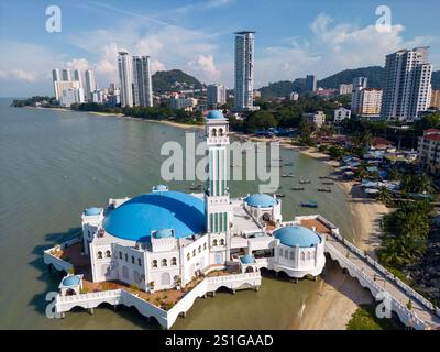 Drone vue aérienne de la mosquée flottante Penang ou Masjid Terapung Pulau Pinang, également connu sous le nom de mosquée flottante Tanjong Bungah ou Masjid Terapung Tanj Banque D'Images