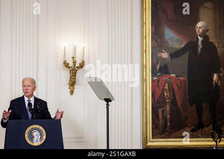 Washington, DC. 3 janvier 2025. Le président des États-Unis Joe Biden prononce une allocution lors d'une cérémonie de remise de la médaille d'honneur dans la salle est de la Maison Blanche le 3 janvier 2025 à Washington DC. Crédit : Samuel Corum/Pool via CNP/dpa/Alamy Live News Banque D'Images