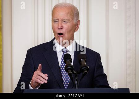 Washington, DC. 3 janvier 2025. Le président des États-Unis Joe Biden prononce une allocution lors d'une cérémonie de remise de la médaille d'honneur dans la salle est de la Maison Blanche le 3 janvier 2025 à Washington DC. Crédit : Samuel Corum/Pool via CNP/dpa/Alamy Live News Banque D'Images