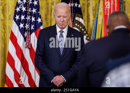 Washington, DC. 3 janvier 2025. Le président américain Joe Biden incline la tête lors d'une cérémonie de remise de la médaille d'honneur dans la salle est de la Maison Blanche le 3 janvier 2025 à Washington DC. Crédit : Samuel Corum/Pool via CNP/dpa/Alamy Live News Banque D'Images