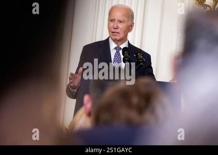 Washington, DC. 3 janvier 2025. Le président des États-Unis Joe Biden prononce une allocution lors d'une cérémonie de remise de la médaille d'honneur dans la salle est de la Maison Blanche le 3 janvier 2025 à Washington DC. Crédit : Samuel Corum/Pool via CNP/dpa/Alamy Live News Banque D'Images