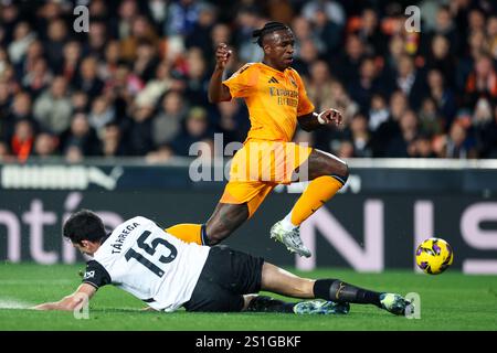 Valencia, Espagne. 03 janvier 2025. Valence, Espagne, 3 janvier 2024 : Vinicius Junior (7 Real Madrid CF) et Cesar Tarrega (15 Valencia CF) en action lors du match de football la Liga EA Sports entre Valencia CF et Real Madrid CF à l'Estadio Mestalla à Valence, Espagne (Judit Cartiel/SPP) crédit : SPP Sport photo de presse. /Alamy Live News Banque D'Images