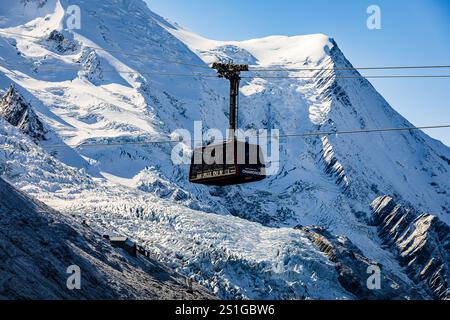 Le téléphérique de l'aiguille du midi suspendu devant le massif du Mont Blanc par un clair et net jour d'automne à Chamonix, en France Banque D'Images