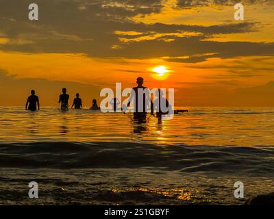 Les gens silloute à la plage Banque D'Images