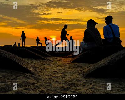 Les gens silloute à la plage Banque D'Images