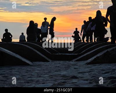 Les gens silloute à la plage Banque D'Images