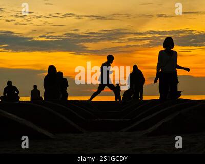Les gens silloute à la plage Banque D'Images