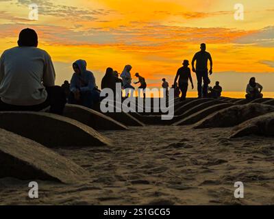 Les gens silloute à la plage Banque D'Images