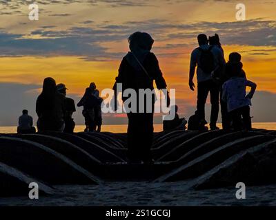 Les gens silloute à la plage Banque D'Images