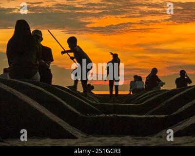 Les gens silloute à la plage Banque D'Images