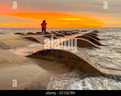 Les gens silloute à la plage Banque D'Images