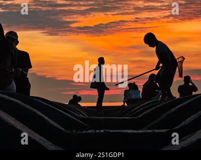 Les gens silloute à la plage Banque D'Images