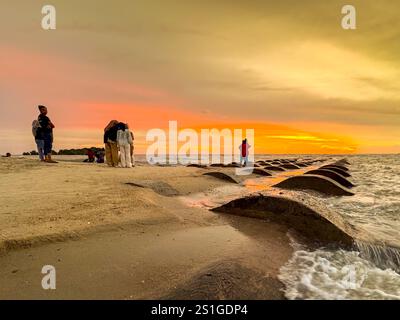 Les gens silloute à la plage Banque D'Images