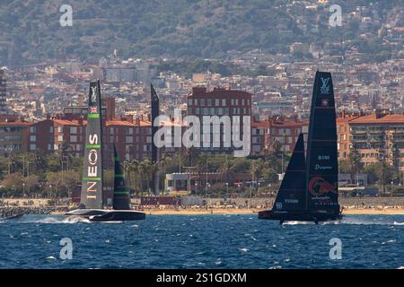 Barcelone, Espagne - 15 septembre 2024 : L’équipe de voile Alinghi Red Bull Racing et Ineos Britannia survolent les courses nautiques lors des demi-finales Louis Vuitton de la 37e America’s Cup Banque D'Images