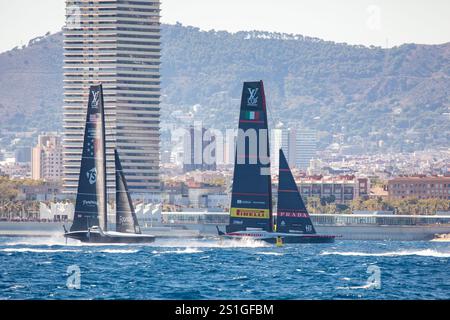 Barcelone, Espagne - 15 septembre 2024 : L’équipe de voile Luna Rossa Prada Pirelli et American Magic survolent l’eau lors des demi-finales Louis Vuitton de la 37e America’s Cup Banque D'Images