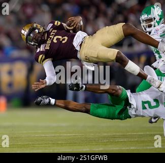 Dallas, Texas, États-Unis. 3 janvier 2025. Le quarterback de l'État du Texas JORDAN MCCLOUD (3) est trébuché lors du match de football universitaire du First Responder Bowl entre l'État du Texas et le nord du Texas. Texas State Won, 30-28. (Crédit image : © Scott Coleman/ZUMA Press Wire) USAGE ÉDITORIAL SEULEMENT! Non destiné à UN USAGE commercial ! Banque D'Images