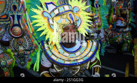 Parade du carnaval du nouvel an dans la rue Junkanoo qui s'est tenue dans le centre-ville historique de Nassau, aux Bahamas Banque D'Images