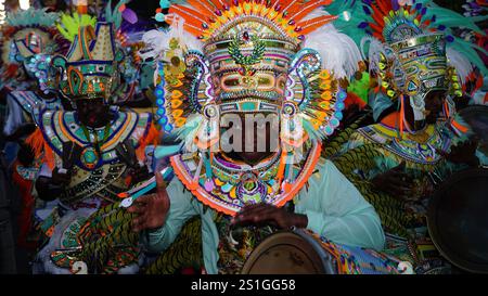 Parade du carnaval du nouvel an dans la rue Junkanoo qui s'est tenue dans le centre-ville historique de Nassau, aux Bahamas Banque D'Images