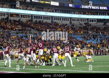 Charlotte, Caroline du Nord, États-Unis. 3 janvier 2025. DRAGAN KESICH (99) tente un field goal lors du deuxième quart-temps du 23e match annuel Duke's Mayo Bowl de la NCAA entre les Golden Gophers du Minnesota et les Virginia Tech Hokies au Bank of America Stadium de Charlotte, Caroline du Nord, le 3 janvier 2025. (Crédit image : © Cory Knowlton/ZUMA Press Wire) USAGE ÉDITORIAL SEULEMENT! Non destiné à UN USAGE commercial ! Crédit : ZUMA Press, Inc/Alamy Live News Banque D'Images