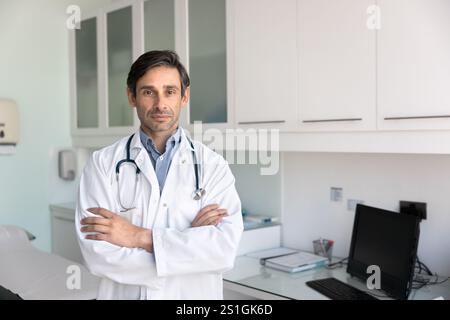 Homme médecin latin sérieux regardant la caméra pour le portrait Banque D'Images
