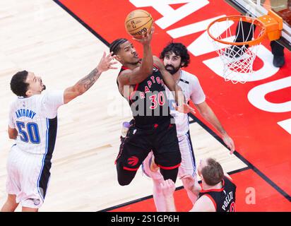 Toronto, Canada. 3 janvier 2025. Ochai Agbaji (C), des Raptors de Toronto, se lance dans un match de saison régulière NBA 2024-2025 entre les Raptors de Toronto et Orlando Magic à Toronto, Canada, le 3 janvier 2025. Crédit : Zou Zheng/Xinhua/Alamy Live News Banque D'Images