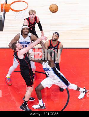 Toronto, Canada. 3 janvier 2025. Jonathan Isaac (avant R) d'Orlando Magic affronte Jakob Poeltl (avant G) des Raptors de Toronto lors du match de saison régulière de la NBA 2024-2025 entre les Raptors de Toronto et Orlando Magic à Toronto, Canada, le 3 janvier 2025. Crédit : Zou Zheng/Xinhua/Alamy Live News Banque D'Images