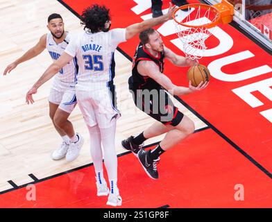 Toronto, Canada. 3 janvier 2025. Jakob Poeltl (R), des Raptors de Toronto, se lance dans un match de saison régulière NBA 2024-2025 entre les Raptors de Toronto et Orlando Magic à Toronto, Canada, le 3 janvier 2025. Crédit : Zou Zheng/Xinhua/Alamy Live News Banque D'Images