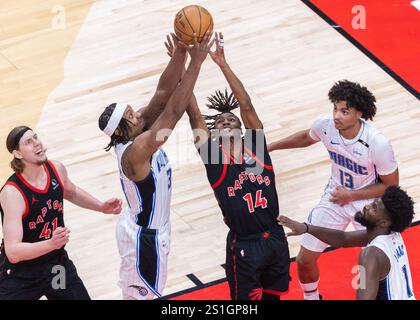 Toronto, Canada. 3 janvier 2025. Wendell carter Jr. (2e l) d'Orlando Magic se bat pour un rebond avec Ja'Kobe Walter (C) des Raptors de Toronto lors du match de saison régulière 2024-2025 entre les Raptors de Toronto et Orlando Magic à Toronto, Canada, le 3 janvier 2025. Crédit : Zou Zheng/Xinhua/Alamy Live News Banque D'Images