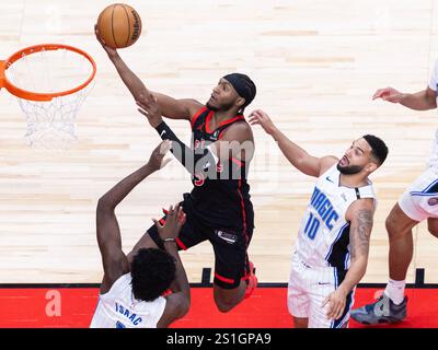 Toronto, Canada. 3 janvier 2025. Immanuel Quickley (2e l) des Raptors de Toronto se lance dans un match de saison régulière NBA 2024-2025 entre les Raptors de Toronto et Orlando Magic à Toronto, Canada, le 3 janvier 2025. Crédit : Zou Zheng/Xinhua/Alamy Live News Banque D'Images