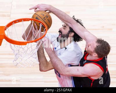 Toronto, Canada. 3 janvier 2025. Jakob Poeltl (R), des Raptors de Toronto, défend Goga Bitadze, d'Orlando Magic, lors du match de saison régulière de la NBA 2024-2025 entre les Raptors de Toronto et Orlando Magic à Toronto, Canada, le 3 janvier 2025. Crédit : Zou Zheng/Xinhua/Alamy Live News Banque D'Images