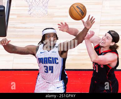 Toronto, Canada. 3 janvier 2025. Wendell carter Jr. (G) d'Orlando Magic se bat pour un rebond avec Kelly Olynyk des Raptors de Toronto lors du match de saison régulière 2024-2025 entre les Raptors de Toronto et Orlando Magic à Toronto, Canada, le 3 janvier 2025. Crédit : Zou Zheng/Xinhua/Alamy Live News Banque D'Images