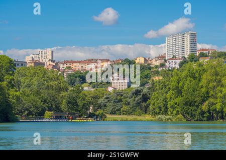 Vue panoramique sur une journée ensoleillée d'un lac dans le parc de la tête d'Or, Lyon, France Banque D'Images
