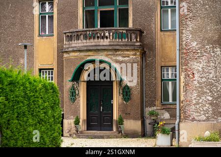 Vue sur la porte d'entrée et le porche d'un bâtiment ancien Banque D'Images