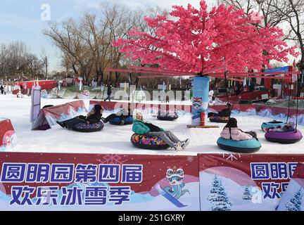 Pékin, Chine. 4 janvier 2025. Les visiteurs s'amusent au parc Yuanmingyuan à Pékin, capitale de la Chine, le 4 janvier 2025. Le festival de glace et de neige du parc Yuanmingyuan a débuté samedi. Crédit : Luo Xiaoguang/Xinhua/Alamy Live News Banque D'Images