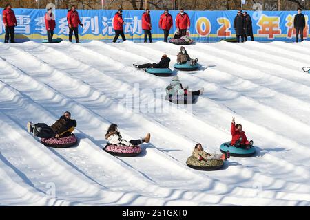 Pékin, Chine. 4 janvier 2025. Les visiteurs apprécient le snowtubing au parc Yuanmingyuan à Pékin, capitale de la Chine, le 4 janvier 2025. Le festival de glace et de neige du parc Yuanmingyuan a débuté samedi. Crédit : Luo Xiaoguang/Xinhua/Alamy Live News Banque D'Images