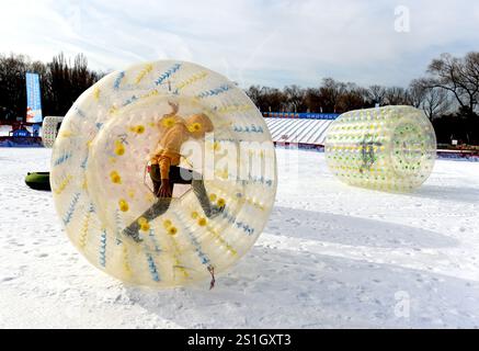 Pékin, Chine. 4 janvier 2025. Les visiteurs s'amusent au parc Yuanmingyuan à Pékin, capitale de la Chine, le 4 janvier 2025. Le festival de glace et de neige du parc Yuanmingyuan a débuté samedi. Crédit : Luo Xiaoguang/Xinhua/Alamy Live News Banque D'Images