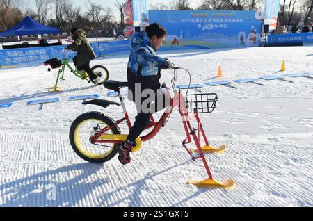 Pékin, Chine. 4 janvier 2025. Les visiteurs s'amusent au parc Yuanmingyuan à Pékin, capitale de la Chine, le 4 janvier 2025. Le festival de glace et de neige du parc Yuanmingyuan a débuté samedi. Crédit : Luo Xiaoguang/Xinhua/Alamy Live News Banque D'Images